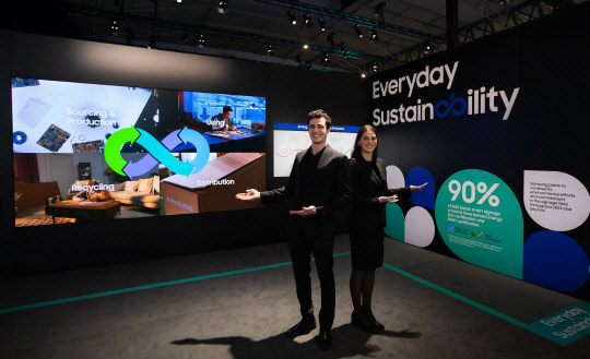 삼성전자 모델이 스페인 바르셀로나에서 개최되는 유럽 최대 디스플레이 전시회 'ISE 2023'에서 제품 생애주기별 친환경 노력을 소개하고 있다. 삼성전자 제공